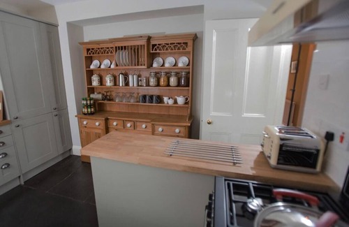 Langport Cottage | Discover the Cozy Withy Cottage with Private Bathroom