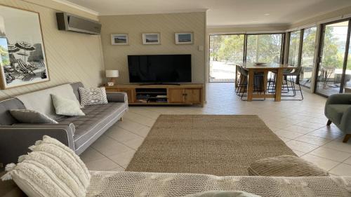 Lake Wangary House | Discover No. 10 Coffin Bay - Family-Friendly Retreat