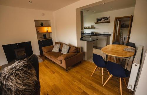 Forfar House | Inviting No 2 Balbinny: Pet-Friendly Oasis with Pool