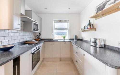 Forfar House | Inviting No 2 Balbinny: Pet-Friendly Oasis with Pool