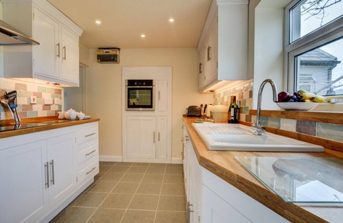 Wiseman's Bridge House | Sea View Retreat - Four Bedroom House with Pet-Friendly Perks