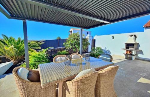 La Oliva Villa | Impressive 4-Bedroom Villa with Pool, Rated 9.5/10