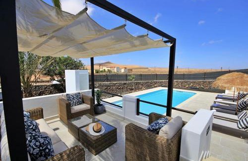 La Oliva Villa | Impressive 4-Bedroom Villa with Pool, Rated 9.5/10