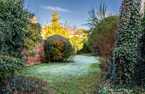 Knutsford House | Cozy 1 Bedroom Apartment Overlooking Knutsford Heath
