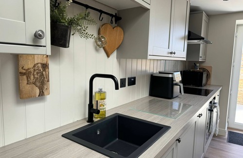 Isle of Lewis House | Discover No. 21: Cozy Living with Ocean Views & Breakfast