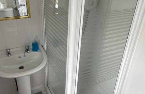 Upper Town Bed & Breakfast | Family-Friendly OYO No. 3: Enjoy Breakfast and Kitchen Access
