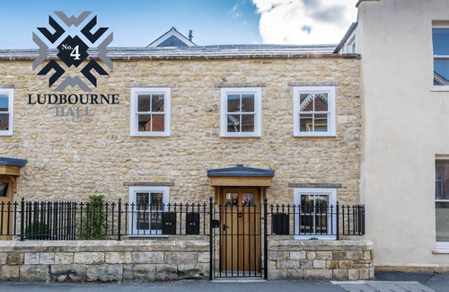Sherborne Apartment | Guest Rated: No.4 Ludbourne Hall with Breakfast & Family Amenities