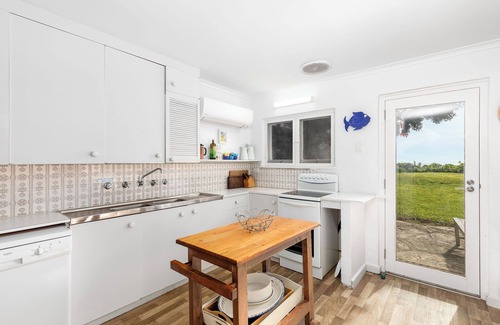 Waterhouse House | Idyllic Oceanfront Retreat at No 5 Blue Town Beach