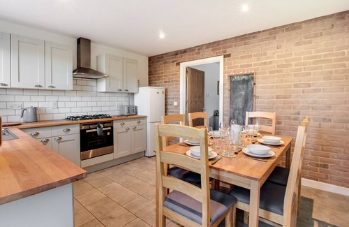 Foxley House | Cozy No.5 Hedgehog Den: Pet-Friendly 2-Bedroom Retreat