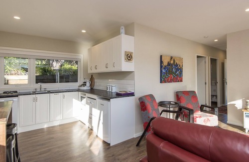 Kaiteriteri Cottage | Pet-Friendly No. 5 Kaiteriteri Holiday Home with Ocean Views