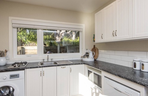 Kaiteriteri Cottage | Pet-Friendly No. 5 Kaiteriteri Holiday Home with Ocean Views