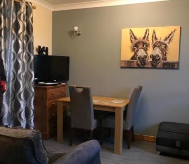 Conon Bridge Apartment | Stylish 4-Bedroom House - Rated 9/10, Family & Accessible