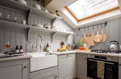 Winchester Apartment | Discover No. 5 Winchester Cottage with a Cozy Kitchen