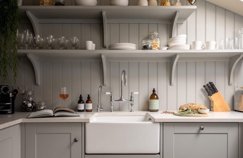 Winchester Apartment | Discover No. 5 Winchester Cottage with a Cozy Kitchen