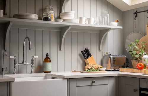 Winchester Apartment | Discover No. 5 Winchester Cottage with a Cozy Kitchen