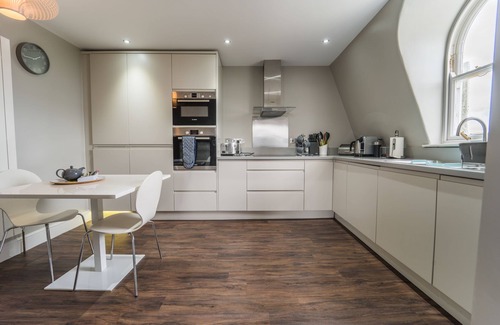Plymouth Apartment | Explore No 7 Captain Scott Apartment: Ocean View Escape