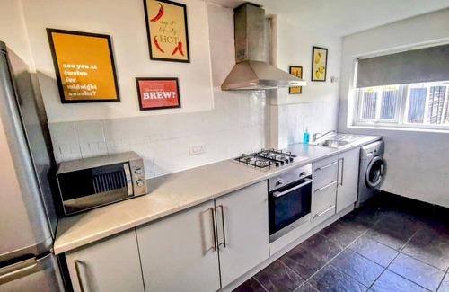 Huyton House | Family-Friendly No 7: Enjoy Breakfast and Comfort