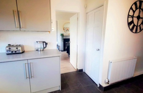Huyton House | Family-Friendly No 7: Enjoy Breakfast and Comfort