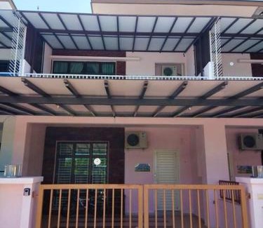 Pasir Penambang House | Ideal No 70 Sunlight Homestay with Karaoke & Family Fun