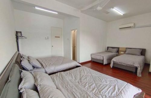 Pasir Penambang House | Ideal No 70 Sunlight Homestay with Karaoke & Family Fun