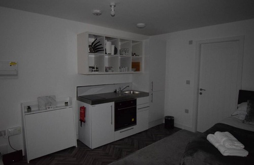 Worksop Apartment | Modern Studio No 8 in Worksop: Family-Friendly Retreat
