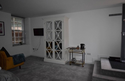Worksop Apartment | Modern Studio No 8 in Worksop: Family-Friendly Retreat