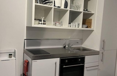 Worksop Apartment | Modern Studio No 8 in Worksop: Family-Friendly Retreat