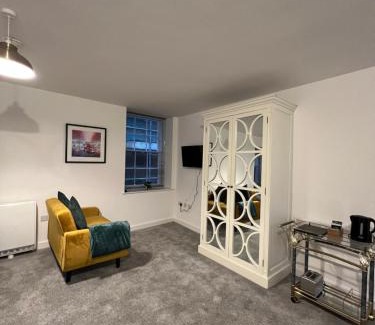 Worksop Apartment | Stylish No 8 Plants Yard Studio with Family-Friendly Amenities