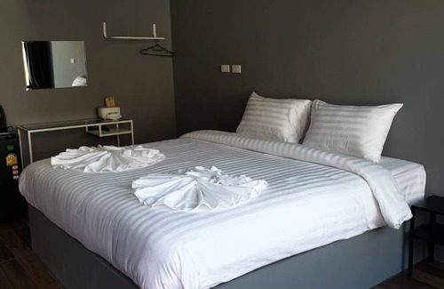 Hua Hin Hotel | Charming No.9 House Hua Hin: Family-Friendly with Pool