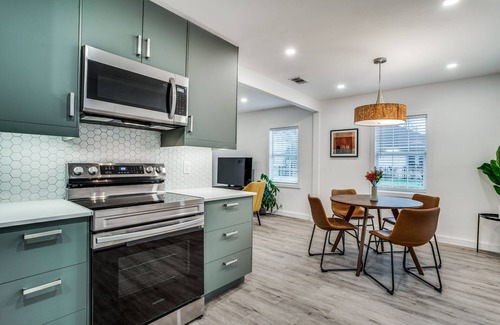 Oak Cliff House | Relax in a Renovated 2Bd Unit with Breakfast in Bishop Arts