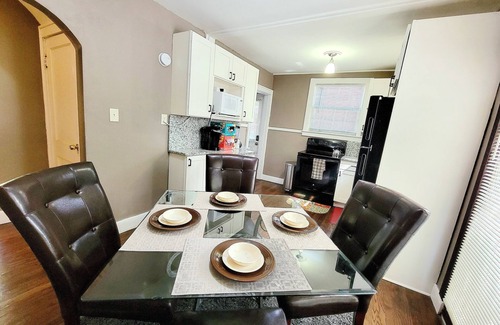 Greenwood House | Artistic Retreat on East Side: 9.8 Rated, Free Parking