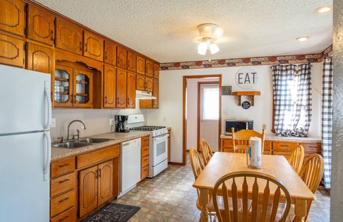 Weatherford House | Unforgettable Fun: Pool, Splash Pad & Sports Courts Await!