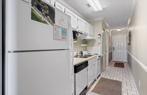 El Centro Beach Condo | Family-Friendly Hotel with Pool and Free Parking!