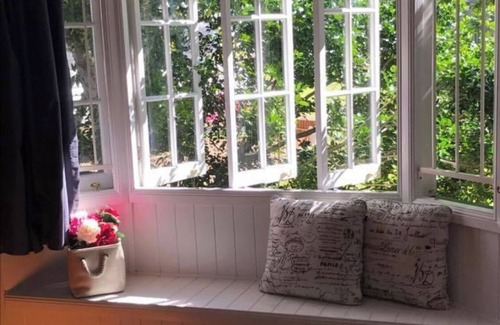 Tarragindi House | Ocean View Retreat: Family-Friendly with Kitchen Amenities
