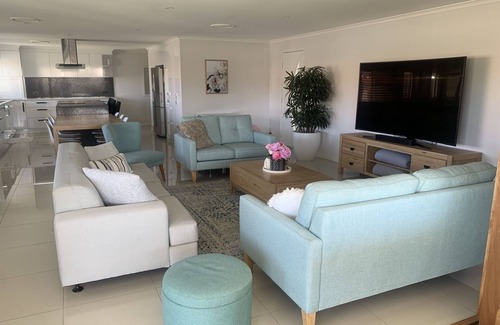 Mermaid Waters House | Exclusive Stay: Pet-Friendly Retreat with Spa & Hot Tub