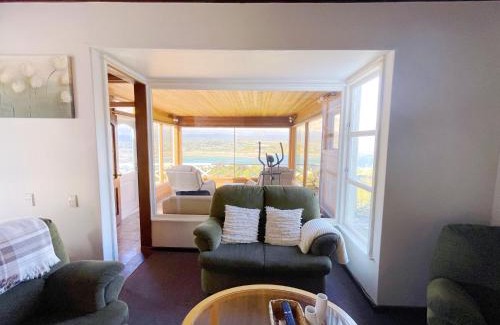 Wellington House | Pet-Friendly 5-Bedroom Sea View House - Family Retreat