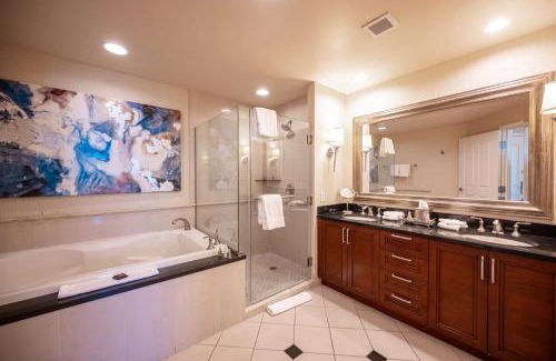 Las Vegas House | Strip View Suite with Free Valet and Pool Access