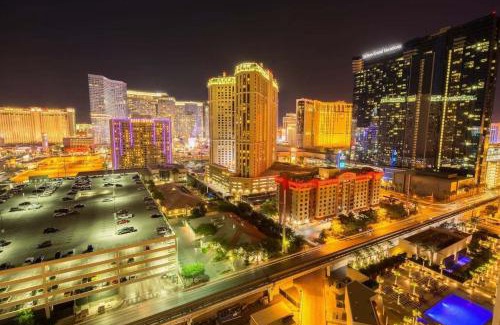 Las Vegas House | Strip View Suite with Free Valet and Pool Access