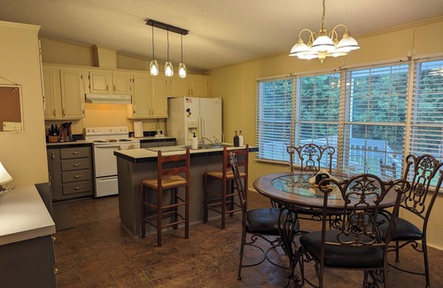 Cofield House | Top-Rated No Say Left Farm: Pet-Friendly Family Retreat