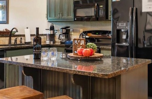 Branson Cottage | Dog-Friendly Cozy Cabin Near Taneycomo with Free Fun!