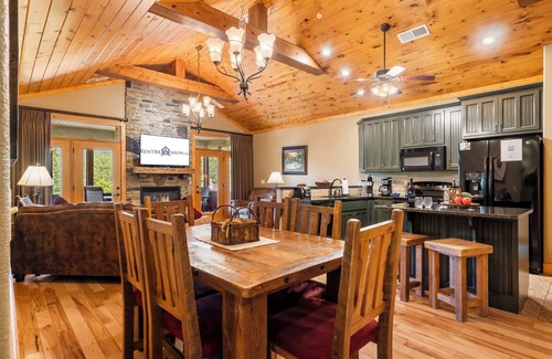 Branson Cottage | Dog-Friendly Cozy Cabin Near Taneycomo with Free Fun!