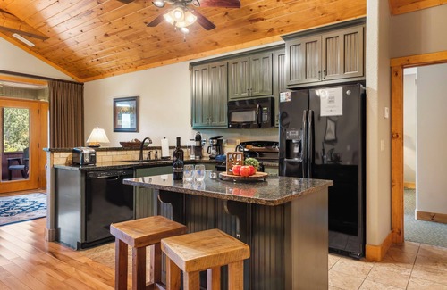 Branson Cottage | Dog-Friendly Cozy Cabin Near Taneycomo with Free Fun!