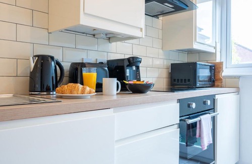 Atlantic Wharf Apartment | Discover No17 Llansannor Drive: Guest Rated 8.2/10