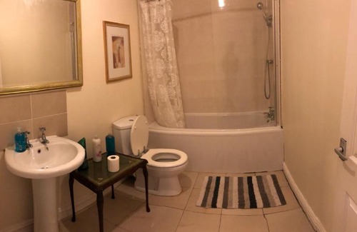 Ashton-under-Lyne Bed & Breakfast | Budget-Friendly Stay at Jacks Court B4c for Your Trip