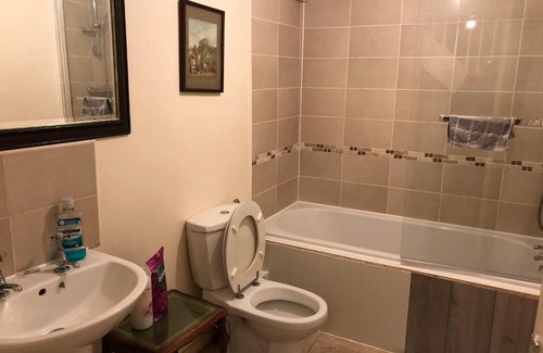 Ashton-under-Lyne Bed & Breakfast | Budget-Friendly Stay at Jacks Court B4c for Your Trip