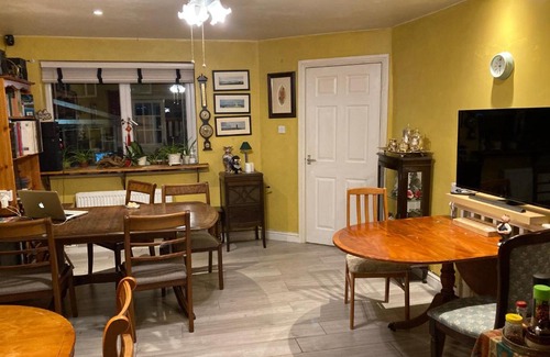 Ashton-under-Lyne Bed & Breakfast | Budget-Friendly Stay at Jacks Court B4c for Your Trip