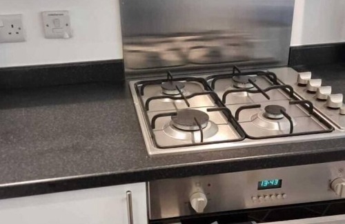 Mansfield Apartment | Discover No7: Family-Friendly Stay with Breakfast Included