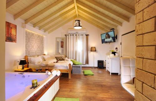 Peqiin Hadasha Cabin | Experience Noa'm Bagalil: Oceanfront Escape with Spa & Pool