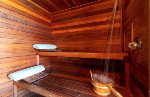Kaanapali Bed & Breakfast | Relax at Noah's Hideaway B&B with Oceanfront and Spa