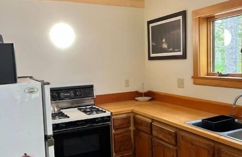 Wiscasset Cabin | Inviting Oak Hill Homestead: Family-Friendly with Kitchen
